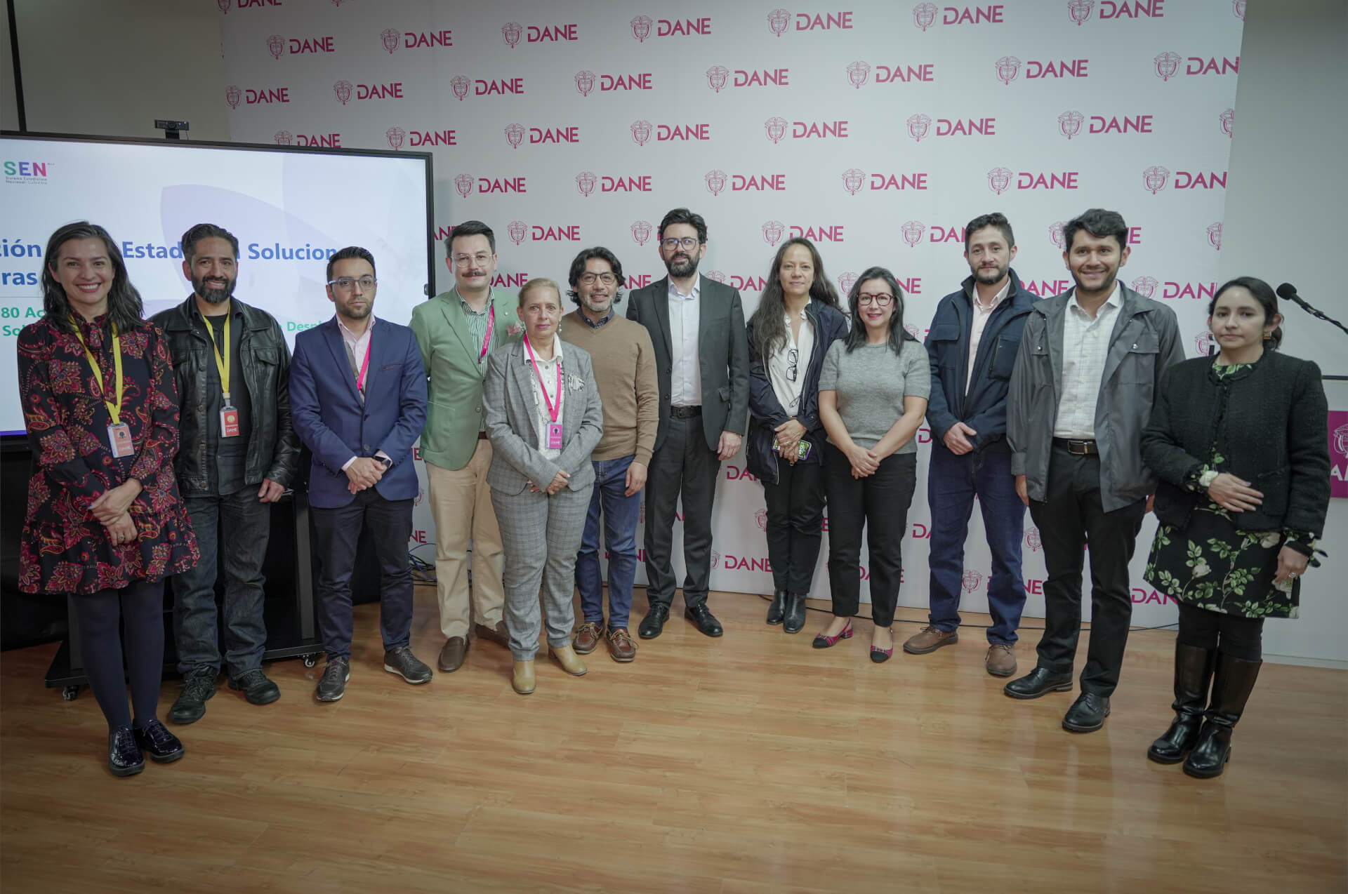 Representantes de entidades que conforman la Mesa Estadística Sectorial de Soluciones Duraderas junto a delegados de organismos invitados a la instalación
